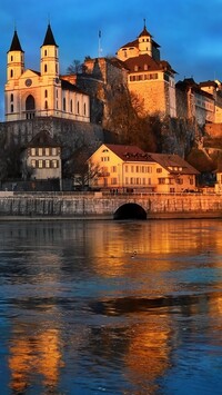 Rozświetlone domy nad rzeką Aare w Aarburgu