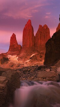 Rozświetlone góry w Parku Narodowym Torres del Paine