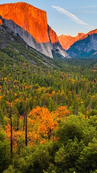 Rozświetlone szczyty gór i dolina Yosemite Valley