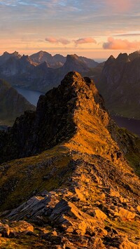 Rozświetlone szczyty gór na Lofotach