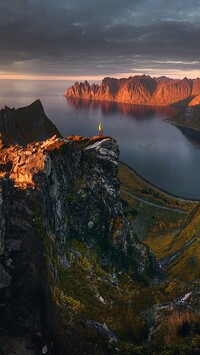 Rozświetlone szczyty gór na norweskich Lofotach