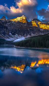 Rozświetlone szczyty nad jeziorem Moraine Lake