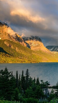 Rozświetlone zalesione góry nad jeziorem Saint Mary Lake