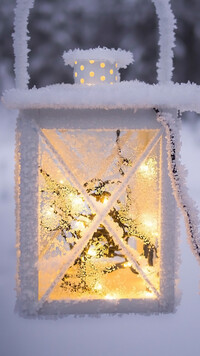 Rozświetlony lampion przyprószony śniegiem