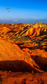 Rozświetlony słońcem Narodowy Park Geologiczny Zhangye Danxia