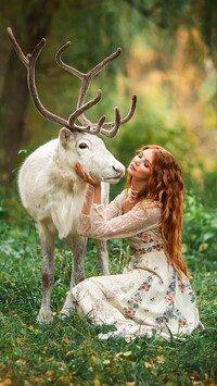 Rudowłosa kobieta z białym jeleniem