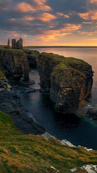 Ruiny zamku Sinclair na szkockim wybrzeżu