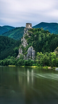 Ruiny zamku Strecno nad rzeką Wag