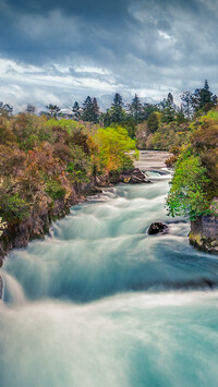 Rwąca rzeka Waikato River w Nowej Zelandii