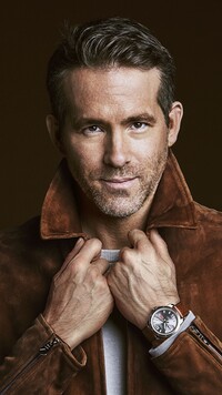 Ryan Reynolds w brązowej kurtce