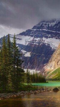 Rzeka Astoria River i góra Mount Edith Cavell