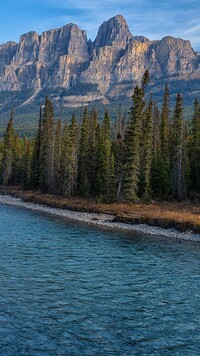 Rzeka Bow River i góry Canadian Rockies