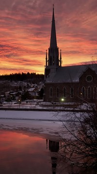 Rzeka Chicoutimi obok kościoła