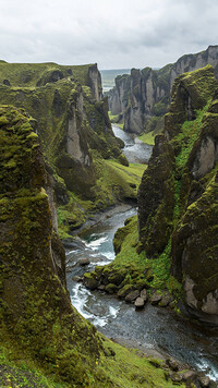 Rzeka Fjadra w kanionie Fjadrargljufur w Islandii