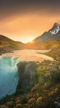 Rzeka i masyw górski Torres del Paine