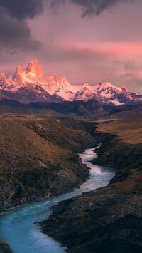 Rzeka i ośnieżone góry w Parku Narodowym Los Glaciares