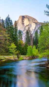 Rzeka Merced River i szczyt Half Dome