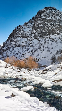 Rzeka Siama w zimowych górach Gissar