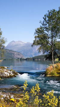 Rzeka Stryneelva i góry w Norwegii