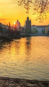 Rzeka Wełtawa z widokiem na Most Karola w Pradze