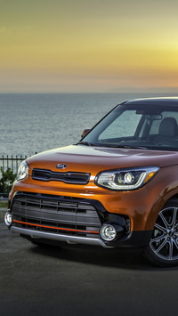 Samochód Kia Soul Turbo 2017 z widokiem na morze