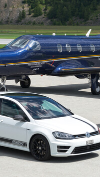 Samolot Pilatus PC-12 i Volkswagen Golf R360S