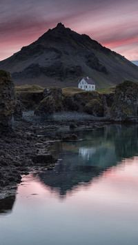 Samotny domek w Islandii