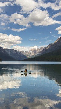 Samotny kajakarz na jeziorze