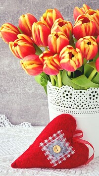 Serce przy doniczce z tulipanami