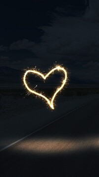 Serce świetlne nocą na drodze
