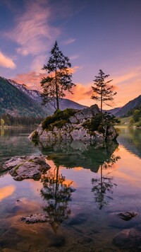 Skalista wysepka na jeziorze Hintersee