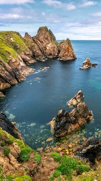 Skaliste wybrzeże wyspy Tory