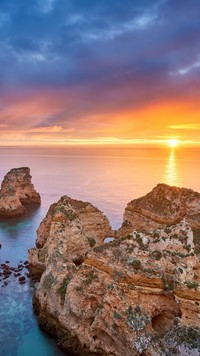 Skalisty cypel na wybrzeżu Portugalii
