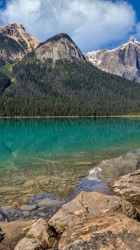 Skały na brzegu jeziora Emerald Lake