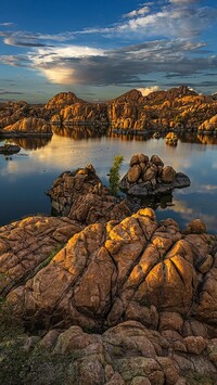 Skały nad jeziorem Watson Lake