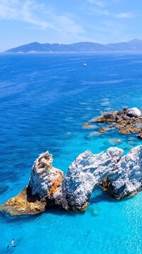 Skały w morzu na greckiej wyspie Skiatos