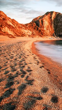 Ślady na piasku na plaży