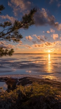 Słońce nurkujące w jeziorze Näsijärvi