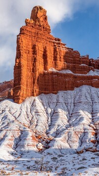 Śnieg na skałach w Parku Narodowym Capitol Reef