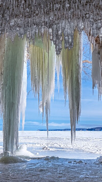 Sople w jaskini lodowej Grand Island Ice Caves