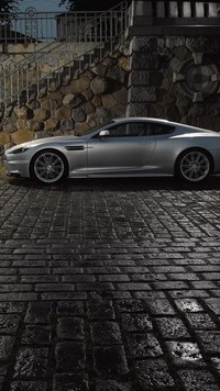 Srebrny Aston Martin DBS na bruku