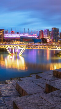 Stadion i domy nad zatoką False Creek