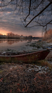 Stara łódka na brzegu rzeki Dubna