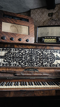 Stare radia na pianinie