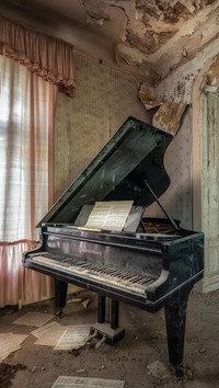Stary fortepian w zniszczonym domu