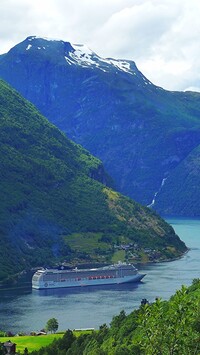 Statek pasażerski na fiordzie Geirangerfjorden