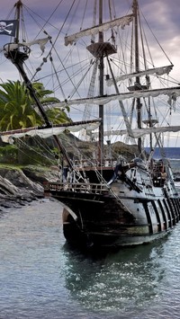 Statek piracki przy brzegu