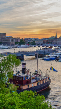 Statki i most nad rzeką w Sztokholmie