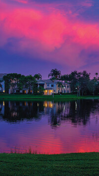 Staw w Palm Beach Gardens o zachodzie słońca