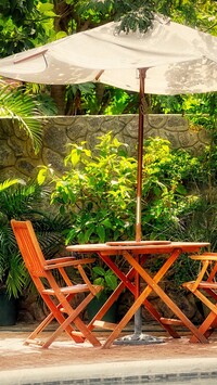 Stolik z parasolem w ogrodzie